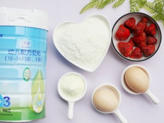 1、酸甜可口的草莓脆米粉球,准备食材:①米粉200g ② 鸡蛋2个 ③澳优淳璀婴幼儿奶粉2勺 ④草莓脆10个。