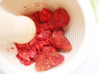 3、酸甜可口的草莓脆米粉球,草莓脆磨成粉。