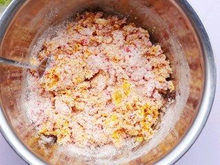 7、酸甜可口的草莓脆米粉球,磕入鸡蛋。