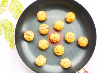 10、酸甜可口的草莓脆米粉球,米粉球放入平底锅小火慢煎,中途多摇动锅使米粉球受热均匀。