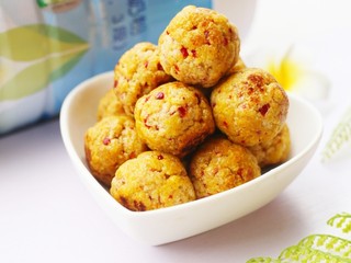 13、酸甜可口的草莓脆米粉球,成品。