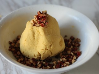 7、红枣奶香窝头,加入红枣碎。