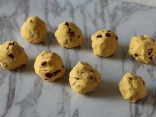 9、红枣奶香窝头,将面团分成8个小剂子，搓圆。