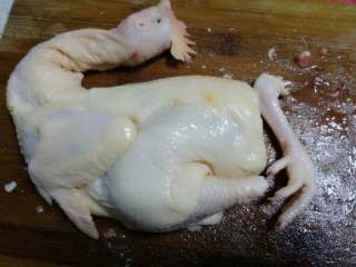 1、白切鸡,鸡洗净后剁成两半(我用的半只鸡)。