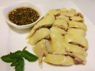 10、白切鸡,将鸡剁块后装盘。