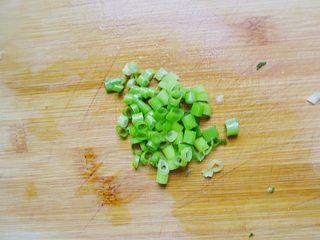 14、炒饭蛋糕，伪装成小蛋糕的鸡蛋炒米,准备一把切碎的葱花待用