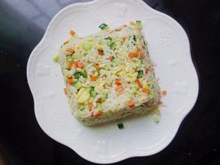 16、炒饭蛋糕，伪装成小蛋糕的鸡蛋炒米,倒扣在盘子里