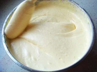 9、海绵蛋糕杯,翻拌均匀至无颗粒无干粉。