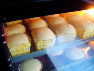 12、海绵蛋糕杯,十几分钟后逐渐涨大，个个像个白胖子~~~