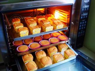 13、海绵蛋糕杯,时间到，蛋糕出炉啦！一次出三烤盘，过瘾！