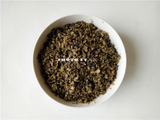 3、四川烧白,四川冬尖反复洗净，挤干水分，切碎；