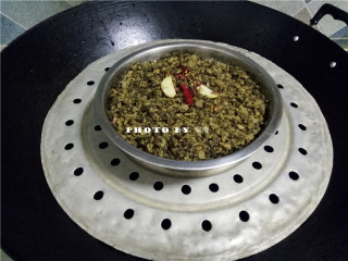 11、四川烧白,冷水上锅，将烧白放入蒸锅里；大火烧开，中火30分钟；