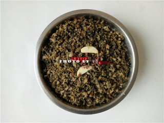 10、四川烧白,将冬尖倒入碗里，表面铺平；放一些干辣椒，花椒，蒜瓣；