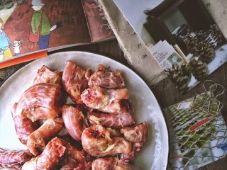 1、媲美周黑鸭的 香辣卤鸡脖,准备材料：将鸡脖洗净