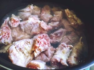 8、媲美周黑鸭的 香辣卤鸡脖,将鸡脖放入水中