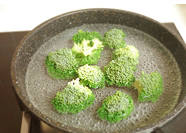 4、西兰花迷你汉堡球,西兰花准备7-8朵，放入沸水汆烫