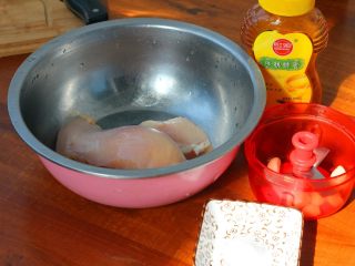1、香蒜蜂蜜烤鸡胸,准备食材。