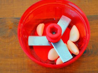 2、香蒜蜂蜜烤鸡胸,大蒜去皮，打成蒜蓉。