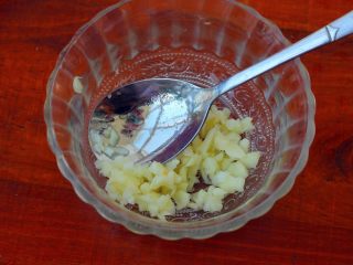 3、香蒜蜂蜜烤鸡胸,将打好的蒜蓉放到碗里。