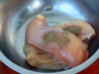 5、香蒜蜂蜜烤鸡胸,鸡胸肉加入1勺盐和适量的黑胡椒粉按摩15分钟。