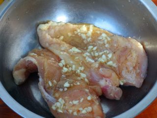 6、香蒜蜂蜜烤鸡胸,把调好的蒜蓉蜂蜜均匀的抹在鸡胸肉上。