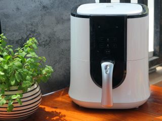 9、香蒜蜂蜜烤鸡胸,放入空气炸锅，温度选择200度。时间选20分钟。