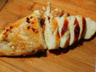 11、香蒜蜂蜜烤鸡胸,切片，略焦的外壳一被切开，汁水就流了出来~