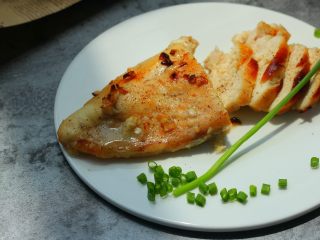 12、香蒜蜂蜜烤鸡胸,撒上适量的黑胡椒碎，好吃。