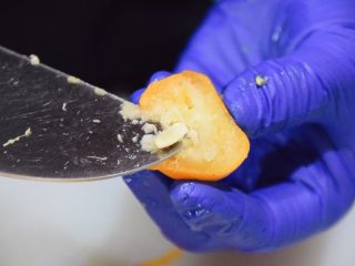 7、止咳清肺-杭白菊金枣果凝,用刀刃的部分将籽从果子里剔除