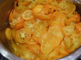 11、止咳清肺-杭白菊金枣果凝,四个小时以后金枣中的汁液已经被腌出来了