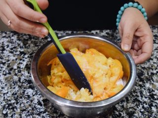 9、止咳清肺-杭白菊金枣果凝,用刮刀金枣圈搅拌均匀，然后封上保鲜膜准备腌制，腌制时间大约四个小时