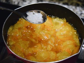 13、止咳清肺-杭白菊金枣果凝,浮沫全部清除后，果肉部分已经呈现半透明状此时可以加入盐之花了，接下来转小火慢慢熬制