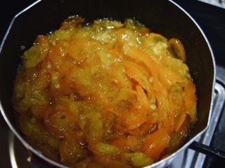 14、止咳清肺-杭白菊金枣果凝,接下来开始收汁了，液体已经是原来的三分之一，果肉全部变得透明而且出现光泽的时候就可以关火了