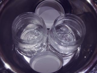 15、止咳清肺-杭白菊金枣果凝,将果酱瓶用开水消毒