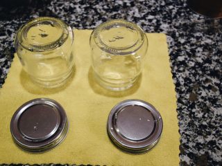 16、止咳清肺-杭白菊金枣果凝,倒扣在一块干净的吸水步上等待干燥，这一步骤可以提前操作也可以在熬煮果凝的时候操作