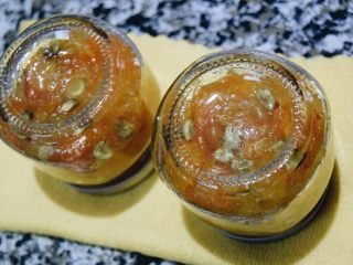 19、止咳清肺-杭白菊金枣果凝,封好盖子将果酱瓶倒扣，以排除其余的空气