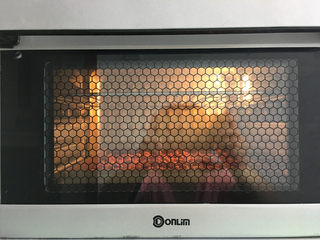 2、小象红糖花生包,利用烤箱170分钟烤10分钟左右，将花生米烤熟。