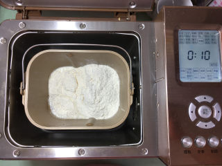 7、小象红糖花生包,然后加入玉米油、白糖、中筋面粉，将面包机桶移入面包机，使用面包和面菜单揉面10分钟。