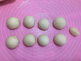 11、小象红糖花生包,排气完成后先分出一份15克的面团，剩下的面团平均分成8份，然后揉圆。