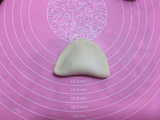 14、小象红糖花生包,然后将馅包起来，四周捏严。