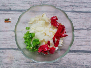 4、蒜香干煸鸡翅,准备蒜末、辣椒圈、葱花、姜末