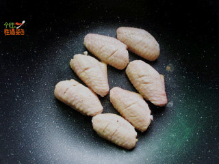 5、蒜香干煸鸡翅,锅中不放油，将鸡翅放入煎