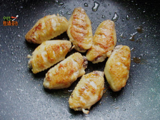 6、蒜香干煸鸡翅,将鸡翅两面煎至表皮起酥皮，鸡翅盛出