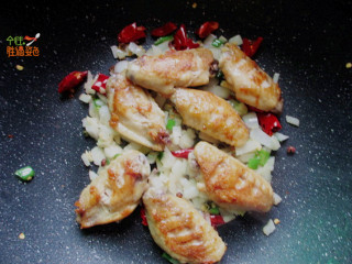 8、蒜香干煸鸡翅,倒入鸡翅翻炒