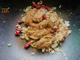 9、蒜香干煸鸡翅,加入五香粉、椒盐、孜然粉、辣椒粉、烧烤粉，大火翻炒均匀即可出锅