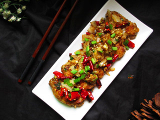 11、蒜香干煸鸡翅,出锅前撒入芝麻即可。