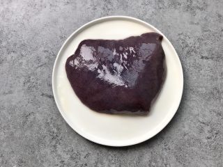 1、爆炒猪肝,食材准备：猪肝200g洗净，多冲洗两次去血水