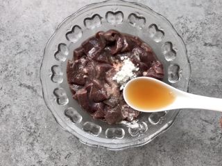 5、爆炒猪肝,料酒1汤匙去腥，搅拌均匀静至5-8分钟入味