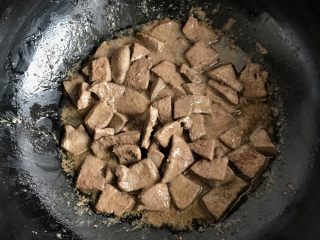 7、爆炒猪肝,锅中放油把猪肝放进去过油煸炒至变色装盘备用