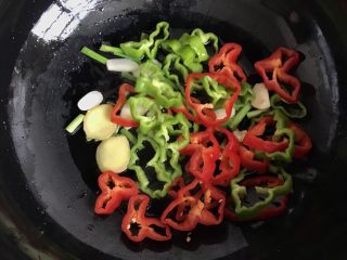 9、爆炒猪肝,放青红椒翻炒